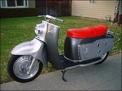 Les concepteurs de cette firme germanique (1926-1983) ont eu pas mal de succès avec ce scooter. Mais ne dirait-on pas qu'ils lui ont donné (presque) un nom de chanteuse ?