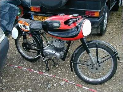 Ce véhicule porte l'estampille (artistement floutée par votre serviteur) homonyme d'une marque transalpine extrêmement célèbre. Laquelle ?