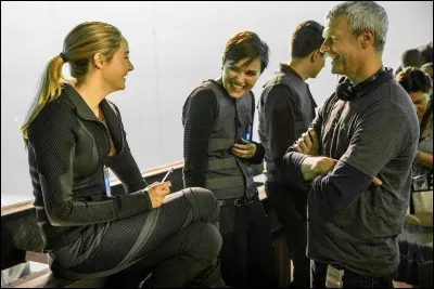 Veronica Roth fait partie des gens qui montent faire de la tyrolienne.