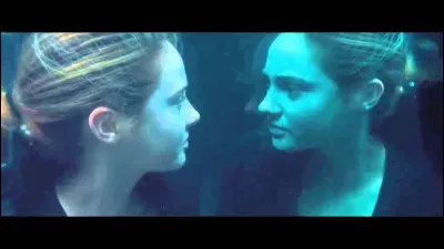 Elle brise du verre alors qu'elle est en simulation.