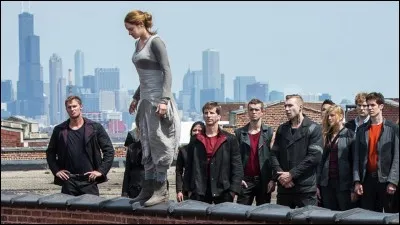 Uriah est le premier membre à sauter du toit de l'immeuble.