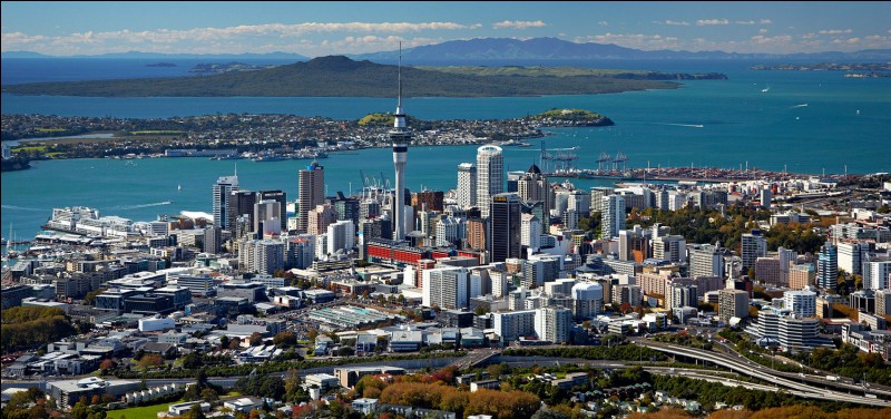 Auckland, fondée autour de 2 grands ports, est l'une des principales villes de l'île du Nord, en :