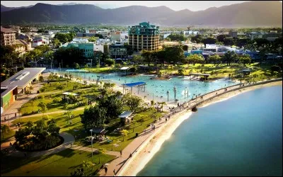 Cairns est une ville située en :