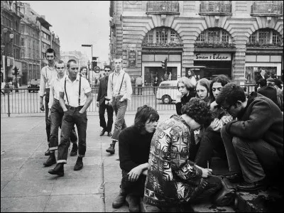 Ceux que l'on cherche sont paradoxalement à l'extrême gauche de la photo :