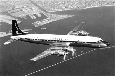 Mis en service en 1953, cet appareil transportait 100 passagers ; dans son ultime version en 1956, il est le premier avion de ligne à pouvoir, en service commercial régulier, traverser l'Atlantique Nord dans les deux sens sans escale. De quel avion s'agit-il ?