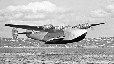 Terminons par un hydravion quadrimoteur : appelé Clipper, ce appareil a été mis en service en 1939 par la Panam pour traverser les océans avec 60 passagers. Quel est cet avion ?