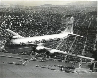 Appelé Stratocruiser, cet avion de ligne, mis en service en 1949 a été surtout utilisé par les compagnies américaines et par la BOAC. De quel avion s'agit-il ?