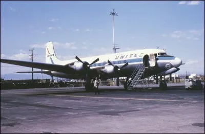 Mis en service en 1947, cet appareil, produit à 700 exemplaires, effectue son premier vol transatlantique avec la Panam et équipe un grand nombre de compagnies aériennes. De quel avion s'agit-il ?