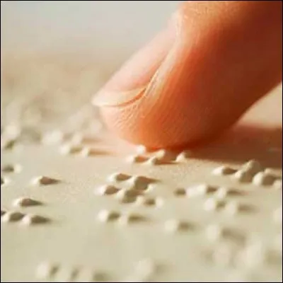 Le braille est un système d'écriture tactile à points saillants, fait pour les personnes aveugles ou fortement malvoyantes.