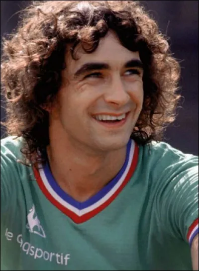 « J'ai rencontré [ Nom d'un chanteur ]
Un soir à/au [ Lieu ]
Dans l'enfer vert immaculé
J'ui ai raconté mon histoire... » (Complétez le contenu des crochets !)