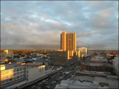Bulawayo est située au cur du Matabeleland. Trouvez son pays.