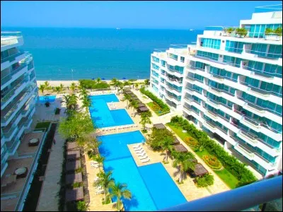 Santa Marta est une ville située dans la mer des Caraïbes. À quel pays appartient cette ville ?