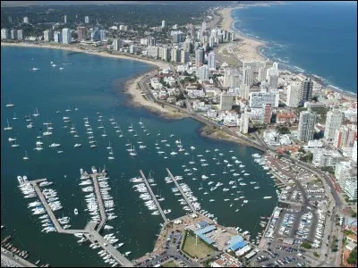 Punta del Este est une ville balnéaire située sur une étroite péninsule du sud-est du/d' :