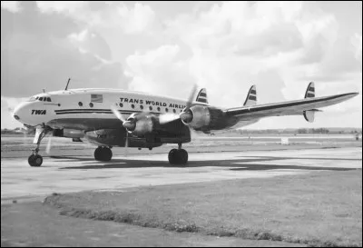 Le Lockheed Constellation a été l'avion des vols transatlantiques de la TWA (Trans World Airlines) entre New York et Paris. Quelle est la date du premier vol ?