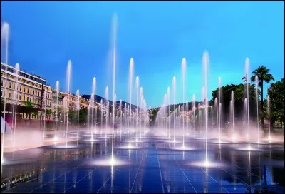 Je suis située à une trentaine de kilomètres de la frontière franco-italienne