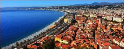 Le riche passé antique de cette ville lui vaut le surnom de « Rome française ».