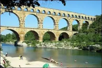 Le sanctuaire de la Fontaine est un site antique de la ville de :