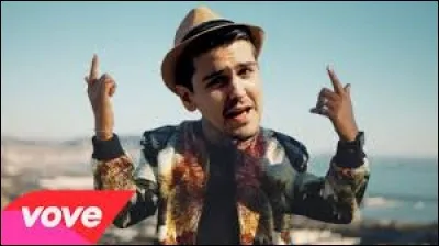 Qui est ce youtubeur qui fait des parodies de chansons populaires ?