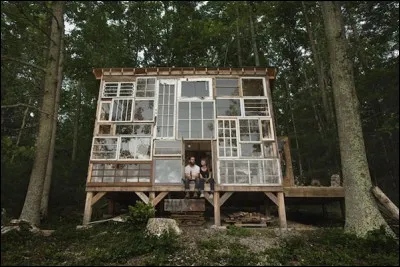 Cette fort jolie maisonnette en forêt a été réalisée à partir uniquement de fenêtres recyclées ! Ce qui risque de gêner cependant, c'est... ?