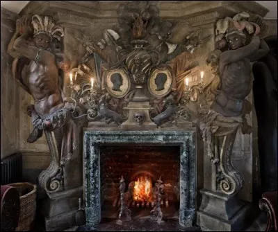 On ne peut pas dire que cette cheminée est discrète. Dans quel style devrait se vêtir le Père Noël passant par celle-ci ?