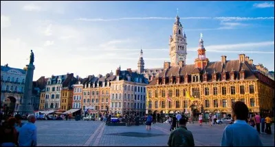 Elle se trouve à proximité de la frontière belge.