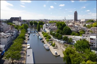 Elle abrite le château médiéval des ducs de Bretagne.