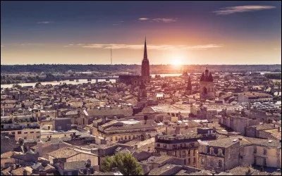 Elle est réputée pour la cathédrale gothique de Saint-André, ses manoirs construits aux XVIIIe et XIXe siècles.