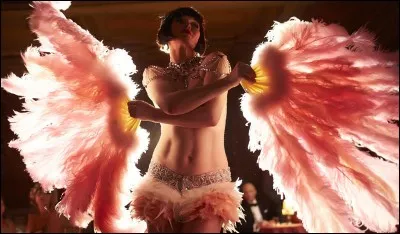 Pour ses enquêtes, Miss Fisher, désormais honorable héritière de la bonne société de Melbourne, est souvent prête à tout, comme à cette danse des éventails, qui finit en nu. Mais ce n'est pas un problème pour elle, pourquoi ?