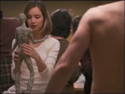 Cet épisode d'Ally Mac Beal est célèbre pour la scène du « pingouin » (je n'en dirai pas plus, c'est cruel mais très drôle, et il n'y a aucun pingouin véritable dans la scène, je précise pour les amis des animaux). Ally prend des cours de sculpture, avec modèle nu. Qui, parmi les noms proposés, a été modèle nu ?