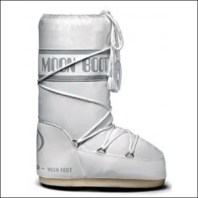 Elle est en vacances à la neige pour se détendre, mais elle va devoir garder ses après-ski durant la nuit, car la fermeture est coincée. Qui est l'actrice ainsi pénalisée ?