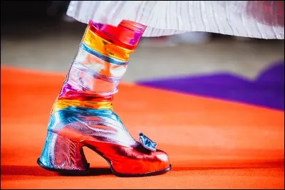 C'est dans une ravissante chaussure géante, que ce trio d'artistes chante du disco . Dans quel film est-on ?