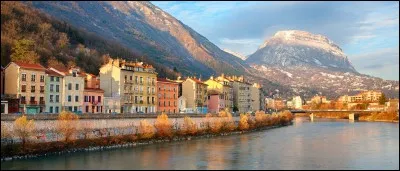 Retrouvez cette ville se trouvant au pied des montagnes entre le Drac et l'Isère.
