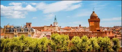 Elle est située à proximité de la côte méditerranéenne et de la frontière avec l'Espagne.