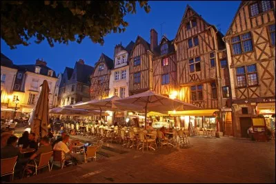 Ses monuments principaux comprennent la cathédrale Saint-Gatien.