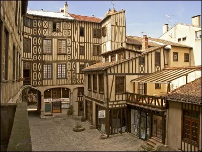 Cochez la ville étant la capitale de la porcelaine.