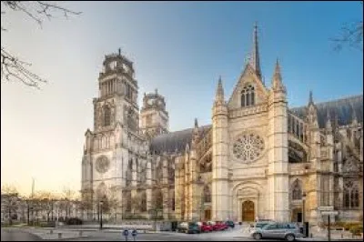 Jeanne d'Arc vous aidera sûrement pour trouver la réponse. La Pucelle de/d' :