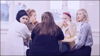 Comment s'appelle le bus des cinq amies, Noora, Sana, Chris, Eva et Vilde ?