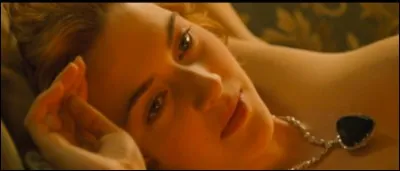 Comment s'appelle le collier que Caledon offre à Rose ?