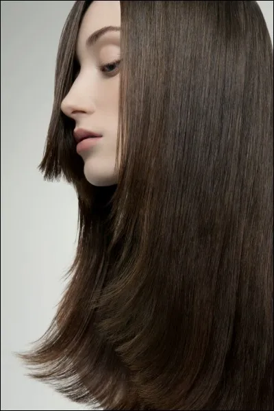 Tu as les cheveux plutôt :