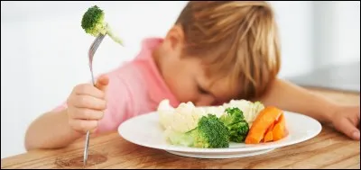 Un copain n'aime pas la nourriture de la cantine et te dit : "Tu peux manger...", que fais-tu ?
