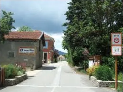 Nous sommes maintenant en région P.A.C.A., à Châteauvieux. Nous nous trouvons dans le département ...