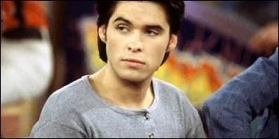 Anthony travaille à la salle de sports comme professeur de tennis.