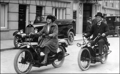 « C'est presque une voiture ! » Tel était l'argument de vente de cet engin d'origine, fabriqué en la moderne Albion des années 20. Sous quel nom ?