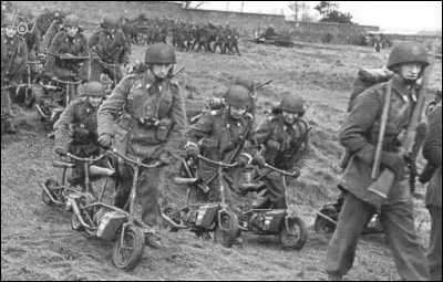 Voilà un engin qui porte bien son nom ! Ce « Welbike » est vraiment fait pour « scooter » dans la gadoue... Mais justement, que veut dire ce mot, en français ?