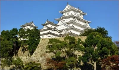 1601, c'est l'année de construction du château de Himeji (préfecture de Hyôgo). Lui aussi a un nom en rapport avec sa parure immaculée. Lequel ?