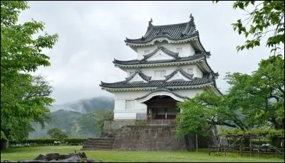 Du haut de celui-ci, sur sa colline de 80 m, on pourrait (presque) écrire des lettres en toute quiétude...
