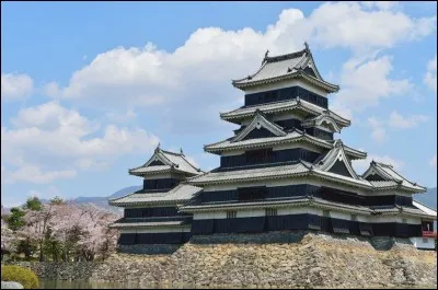 Voici le château de Matsumoto (préf. de Nagano). L'année de sa construction ? Celle du siège de Paris (infructueux, sauf pour les quelques 40 000 morts) par Henri IV... Alors ?