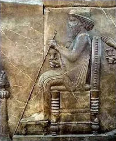Il est le Grand Roi de 522-486 av. J-C et porte l'empire perse à son apogée. Roi bâtisseur, il construit Persépolis. De qui s'agit-il ?