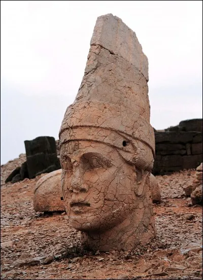 Roi, entre 69 et. 40 av. J.-C, du petit royaume de Commagène, dans le centre de l'Asie Mineure, il est "ami des Romains". Il est connu pour son tombeau orné de statues géantes, qu'il fait bâtir au sommet du Nemrut Dağ. Qui est-ce ?