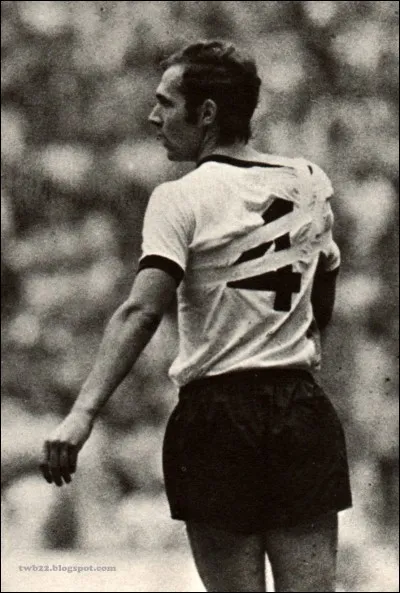 Lors d'une Coupe du monde, l'Allemand Franz Beckenbauer joua une fin de match avec le bras en écharpe. Mais en quelle année ?